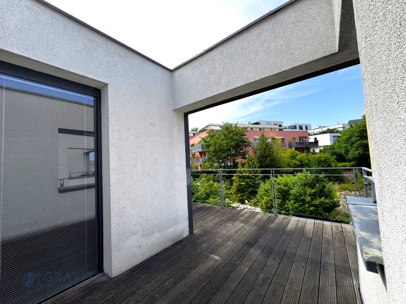 Na predaj veľký 2-izbový byt s terasou a wellness - Koliba - Terasa s presklením a výhľadom na zeleň v 2-izbovom byte na Tupého, Bratislava.