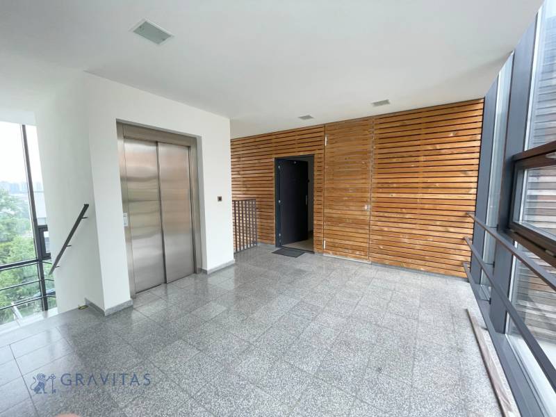 Na predaj veľký 2-izbový byt s terasou a wellness - Koliba - Na ulici Tupého, priestor s výťahom, dreveným obkladom, vedľa 2-izbového bytu.