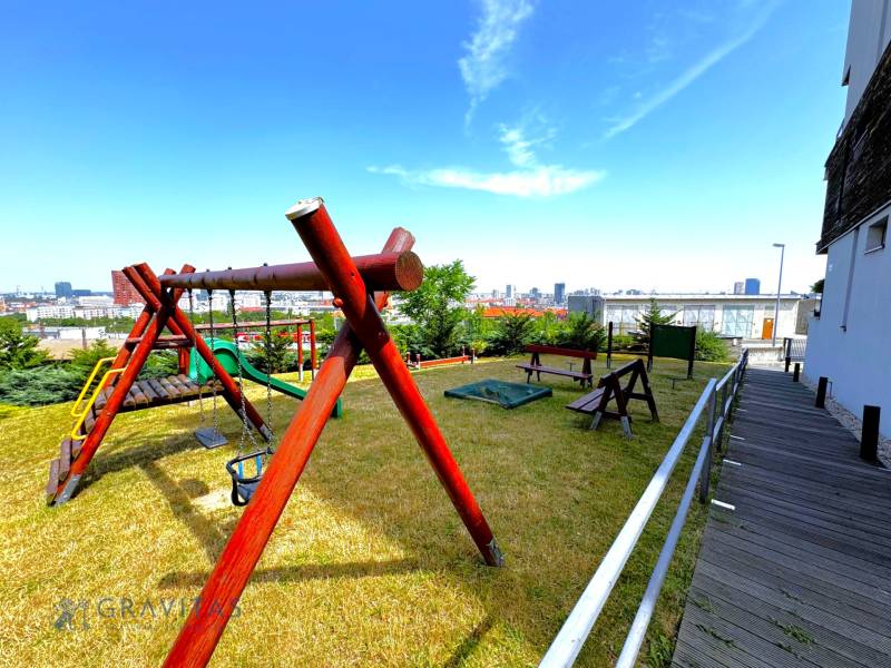 Na predaj veľký 2-izbový byt s terasou a wellness - Koliba - Detské ihrisko s hojdačkami a výhľadom na mesto v Bratislave - Novom Meste, Tupého.