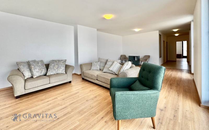 Na predaj veľký 2-izbový byt s terasou a wellness - Koliba - Obývacia izba v 2-izbovom byte s pohodlnými sedačkami a lounge kreslom.