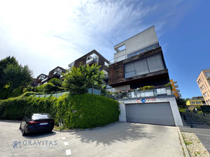 Na predaj veľký 2-izbový byt s terasou a wellness - Koliba - Exteriér budovy na Tupého ulici, Bratislava - Nové Mesto, s parkovacími miestami.