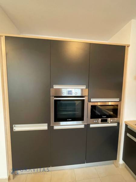 Na predaj veľký 2-izbový byt s terasou a wellness - Koliba - Vstavaná kuchynská stena s rúrou na pečenie na ulici Tupého v 2-izbovom byte.