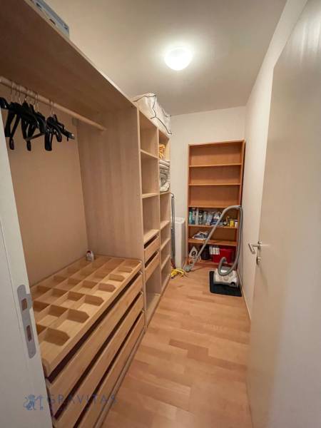 Na predaj veľký 2-izbový byt s terasou a wellness - Koliba - Šatník s policami, vešiakmi a vysávačom na ulici Tupého, 2-izbový byt.