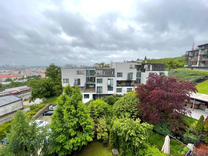 Na predaj veľký 2-izbový byt s terasou a wellness - Koliba - Budova ponúka ubytovanie cez 2-izbový byt uprostred zelene na ulici Tupého.