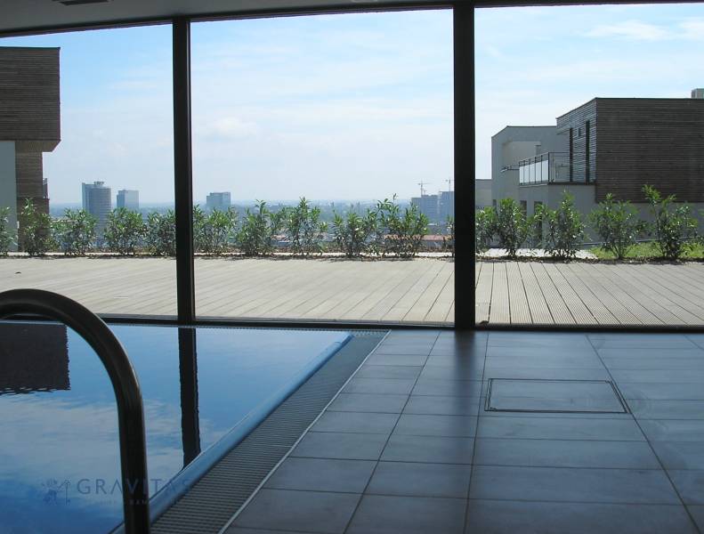 Na predaj veľký 2-izbový byt s terasou a wellness - Koliba - Výhľad z bazéna na ulici Tupého s panorámou mesta a 2-izbový byt.