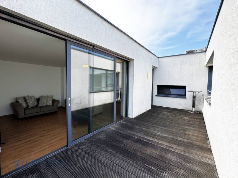 Na predaj veľký 2-izbový byt s terasou a wellness - Koliba - Terasa 2-izbového bytu s drevenou podlahou a otvoreným vstupom z obývačky.