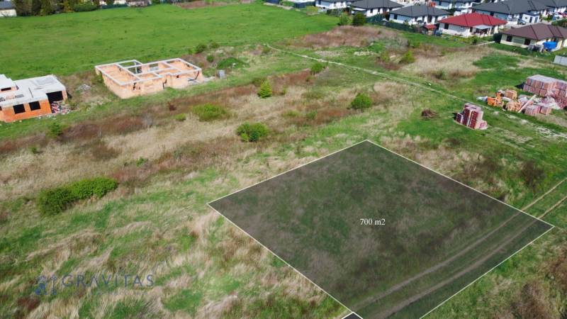 Stavebný pozemok v Bernolákove, Višňová ulica - Pozemok na ulici Višňová, ideálny pre bývanie, 700 m², pri stavbe domov.
