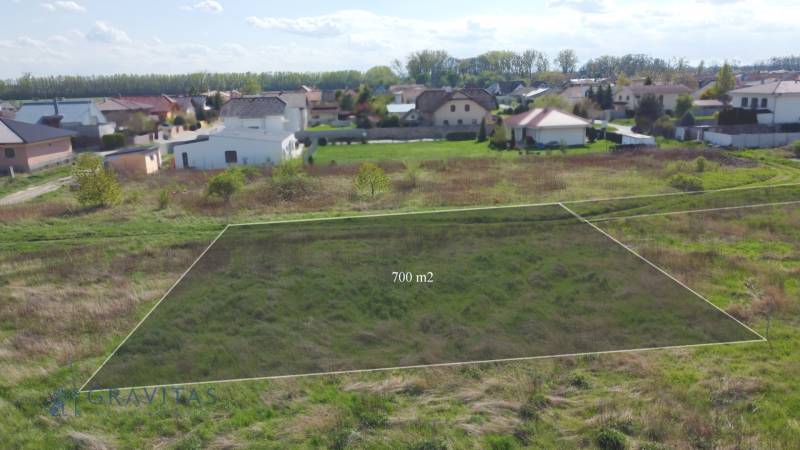 Stavebný pozemok v Bernolákove, Višňová ulica - Na ulici Višňová, pozemky na bývanie, 700 m² lokalita rodinných domov.