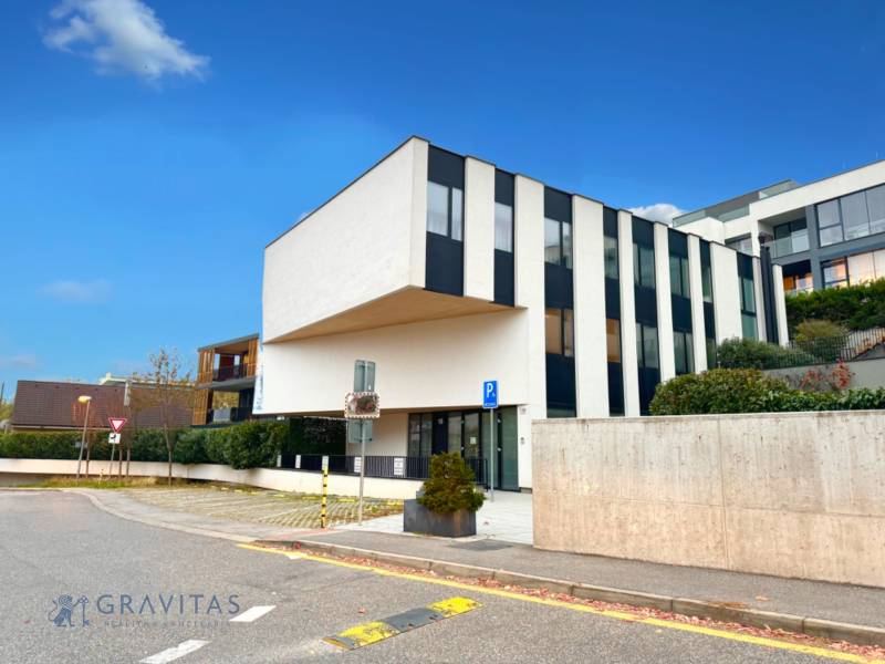 Budova s 8 apartmánmi alebo medicínske centrum - Budova na ulici Na varte, s moderným exteriérom a okolím.