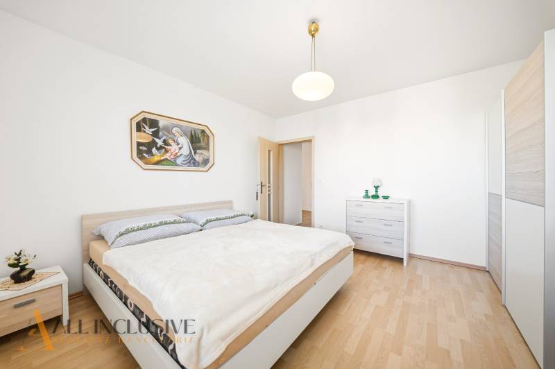 Na predaj 4-izb. rodinný dom s garážou, Kútniky - Spálňa s podlahou s dreveným dekorom v rodinnom dome a obrazom na stene.