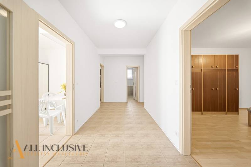 Na predaj 4-izb. rodinný dom s garážou, Kútniky - Chodba v rodinnom dome s dverami do izieb a dlažbou na podlahe.