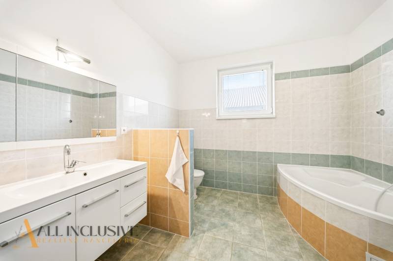 Na predaj 4-izb. rodinný dom s garážou, Kútniky - Kúpeľňa s vaňou, zrkadlom a úložným priestorom v rodinnom dome.