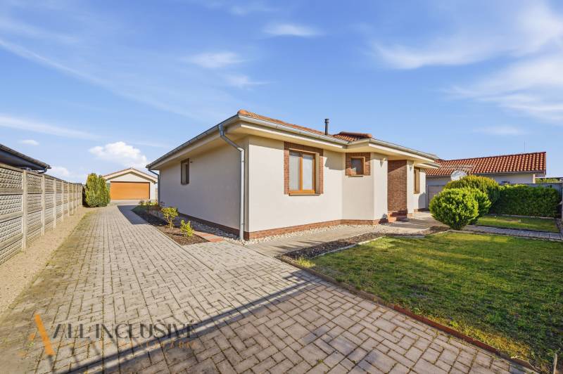 Na predaj 4-izb. rodinný dom s garážou, Kútniky - Rodinný dom v Kútnikoch s dláždeným chodníkom a udržiavanou záhradou.