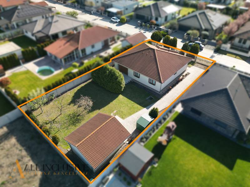 Na predaj 4-izb. rodinný dom s garážou, Kútniky - Rodinný dom v Kútnikoch so záhradou a parkovaním, ohraničený plotom.