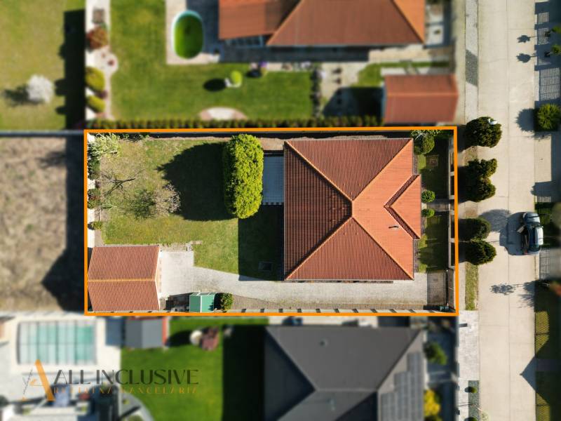 Na predaj 4-izb. rodinný dom s garážou, Kútniky - Letecký pohľad na rodinný dom s červenou strechou v Kútnikoch.