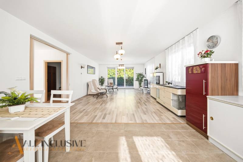 Na predaj 4-izb. rodinný dom s garážou, Kútniky - Interiér rodinného domu s presvetlenou obývačkou a podlahou s dreveným dekorom.