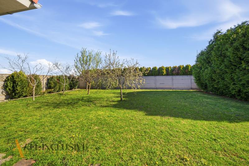 Na predaj 4-izb. rodinný dom s garážou, Kútniky - Záhrada rodinného domu v Kútnikoch s trávnikom a ovocnými stromami.