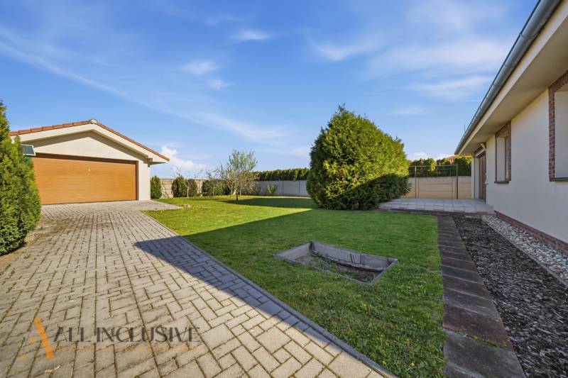 Na predaj 4-izb. rodinný dom s garážou, Kútniky - Rodinný dom v Kútnikoch s garážou, trávnikom a spevnenou prístupovou cestou.