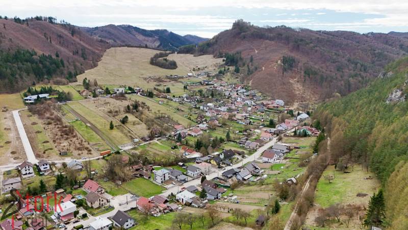 Slnečný stavebný pozemok s VÝHĽADOM NA HRAD - obec Lietava - Letecký pohľad na dedinu v obklopení horskej krajiny v Lietave, na ulici Majer, Pozemky - bývanie.
