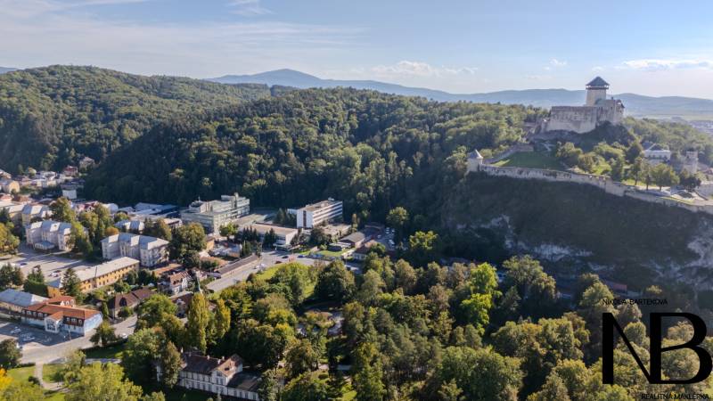 Exkluzívny predaj – veľkorysý rodinný dom pod Trenčianskym hradom - Pohľad z ulice Kragujevských hrdinov v Trenčíne na hrad nad rodinnými domami.