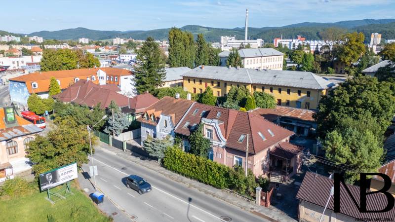 Exkluzívny predaj – veľkorysý rodinný dom pod Trenčianskym hradom - Ulica Kragujevských hrdinov v Trenčíne s radovou zástavbou rodinných domov a mestskou zeleňou.
