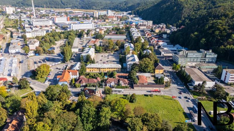 Exkluzívny predaj – veľkorysý rodinný dom pod Trenčianskym hradom - Letecký pohľad na priemyselnú štvrť a rodinné domy v Trenčíne, Kragujevských hrdinov.