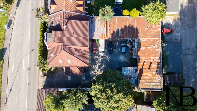 Exkluzívny predaj – veľkorysý rodinný dom pod Trenčianskym hradom - Rodinný dom v Trenčíne na ulici Kragujevských hrdinov s dvormi a parkovaním.