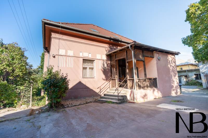 Exkluzívny predaj – veľkorysý rodinný dom pod Trenčianskym hradom - Rodinný dom na ulici Kragujevských hrdinov v Trenčíne so schodmi a verandou.