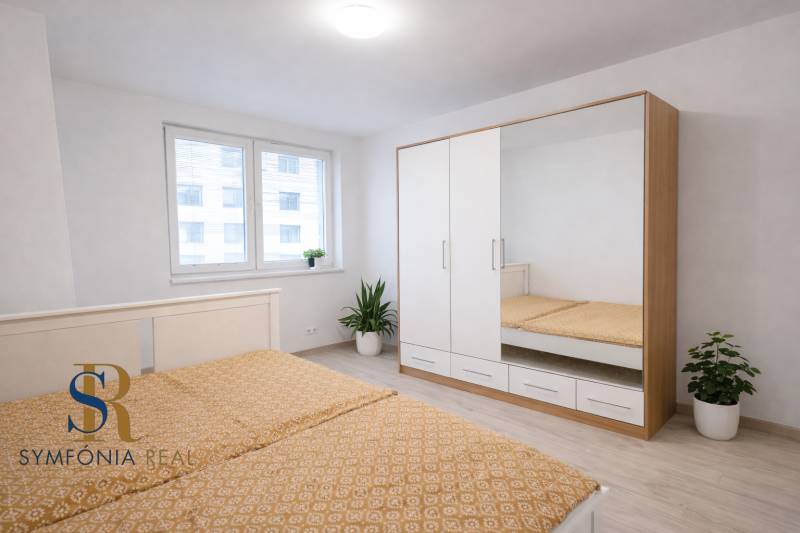 NOVOSTAVBA (2019) + PARKOVANIE | 2-izbový byt 69 m² – Bratislava - Interiér spálne v 2-izbovom byte s bielou skriňou a podlahou s dreveným dekorom.