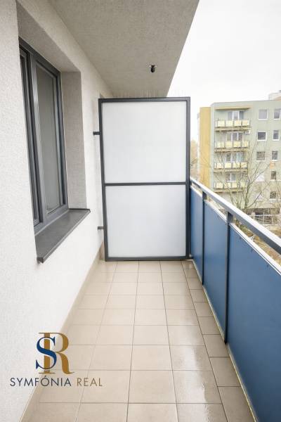 NOVOSTAVBA (2019) + PARKOVANIE | 2-izbový byt 69 m² – Bratislava - Balkón s keramickou dlažbou v 2-izbovom byte na Uzbeckej ulici v Bratislave.