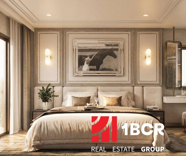 1 SPÁLŇOVÝ APARTMÁN BIANCANA PHUKET - Spálňa v 2-izbovom byte s podlahou s dreveným dekorom a obrazom koňa.