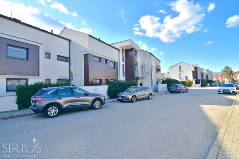 UHLISKÁ, 3-i byt, 80 m2 – zariadená novostavba s parkovaním v cene - Rodinné domy a zaparkované autá na ulici Uhliská v Bratislave-Vajnoroch.