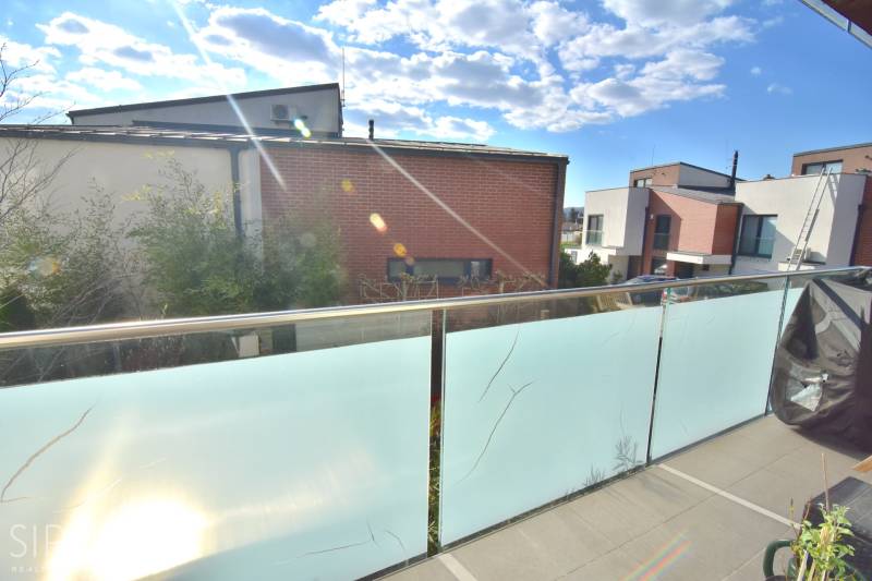 UHLISKÁ, 3-i byt, 80 m2 – zariadená novostavba s parkovaním v cene - Balkón zo 3-izbového bytu na Uhliskách v Bratislave-Vajnory s výhľadom na susedné budovy.