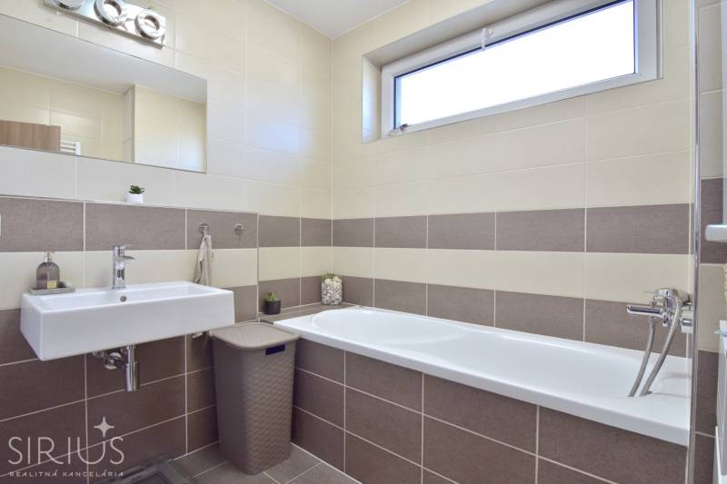 UHLISKÁ, 3-i byt, 80 m2 – zariadená novostavba s parkovaním v cene - Kúpeľňa s vaňou a umývadlom v 3-izbovom byte s béžovými obkladmi.