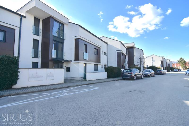 UHLISKÁ, 3-i byt, 80 m2 – zariadená novostavba s parkovaním v cene - Ulica Uhliská v Bratislave - Vajnory s radovou zástavbou a zaparkovanými autami.