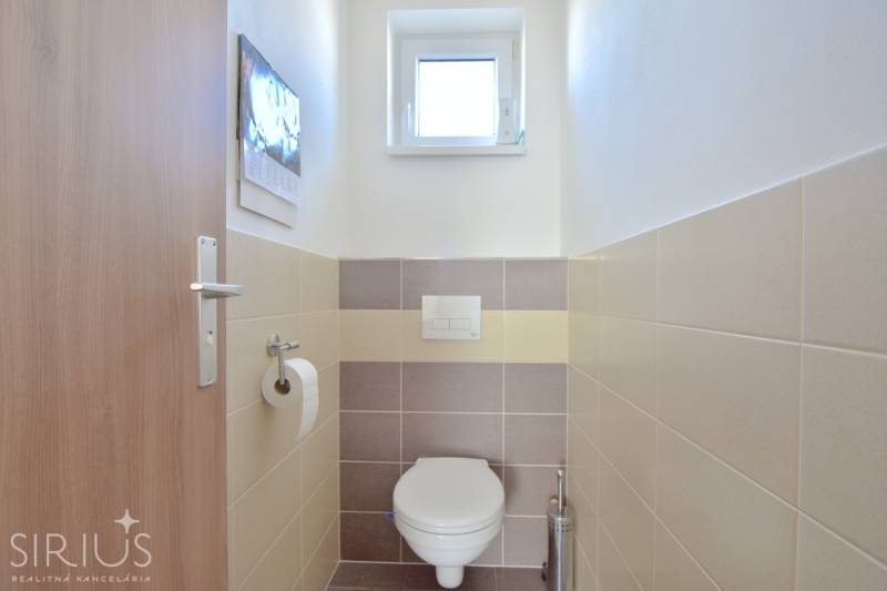 UHLISKÁ, 3-i byt, 80 m2 – zariadená novostavba s parkovaním v cene - Malá toaleta s oknom a obkladom v 3-izbovom byte.