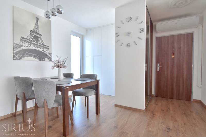 UHLISKÁ, 3-i byt, 80 m2 – zariadená novostavba s parkovaním v cene - Jedálenský kút v 3-izbovom byte s dekorom Eiffelovej veže a podlahou s dreveným dekorom.