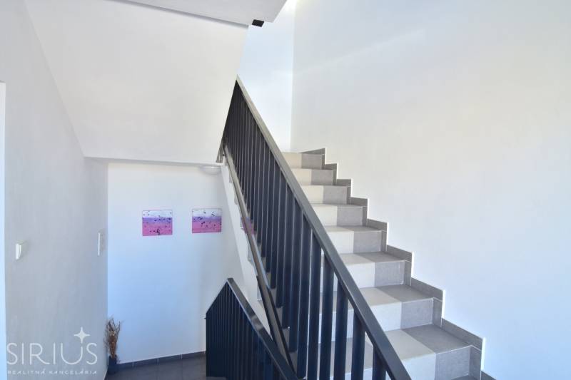 UHLISKÁ, 3-i byt, 80 m2 – zariadená novostavba s parkovaním v cene - Schodisko s bielymi stenami a dekoráciami v 3-izbovom byte.