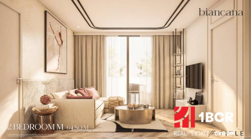 2 SPÁLŇOVÝ APARTMÁN BIANCANA PHUKET - Svetlá obývačka s podlahou s dreveným dekorom a pohodlným sedením v 3-izbovom byte.