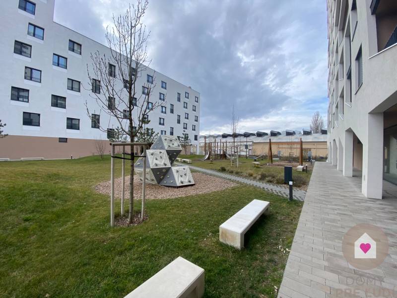 BA/PETRŽALKA-Prenájom moderného 2i bytu s lodžiou+parking-Kopčianka - Dvor s detským ihriskom na Ul. Závodu Matador v Bratislave - Petržalke pri 2-izbovom byte.