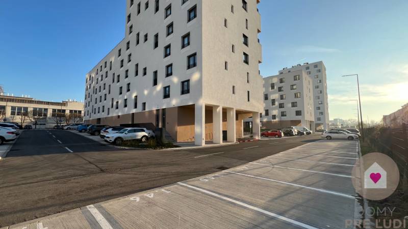 BA/PETRŽALKA-Prenájom moderného 2i bytu s lodžiou+parking-Kopčianka - Bytovka Ul. Závodu Matador, Bratislava - Petržalka, parkovisko, autá, jasná obloha.