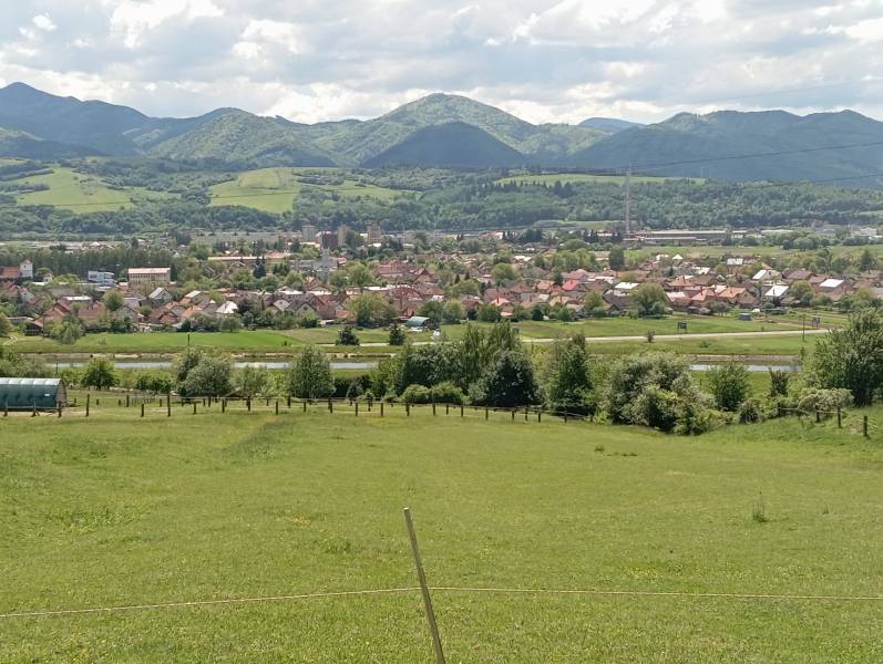 TURANY- krásna chata na pozemku 700m2 - Panoramatický pohľad na ulicu Černík s dedinou Chata obklopenou lúkami a horami.