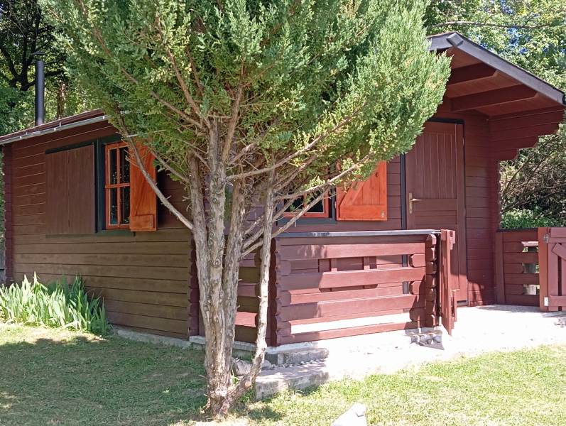 TURANY- krásna chata na pozemku 700m2 - Drevená chata na ulici Černík obklopená zeleňou a slnečným počasím.