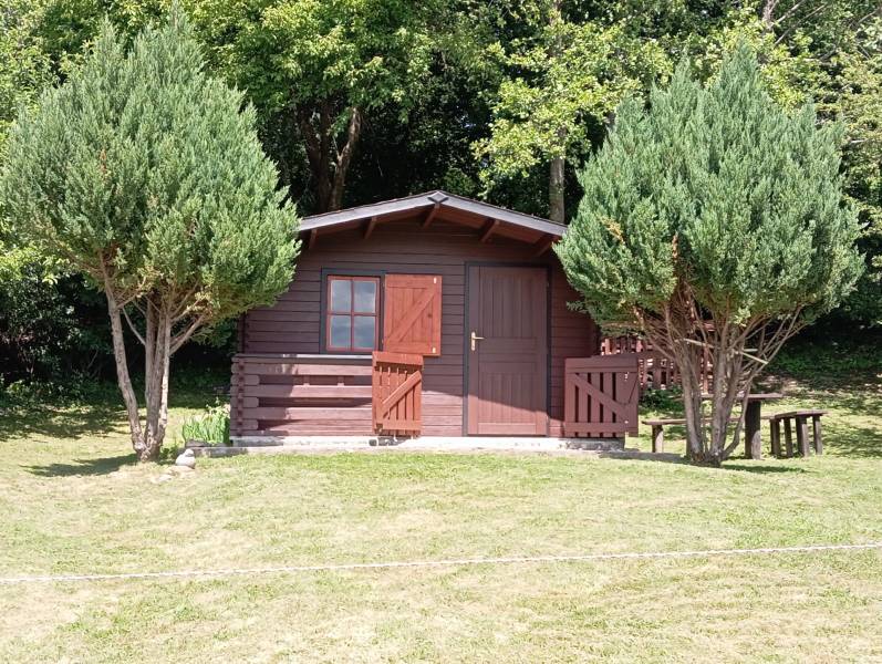 TURANY- krásna chata na pozemku 700m2 - Na ulici Černík stojí drevená chata obklopená stromami, ideálna pre prírodu.