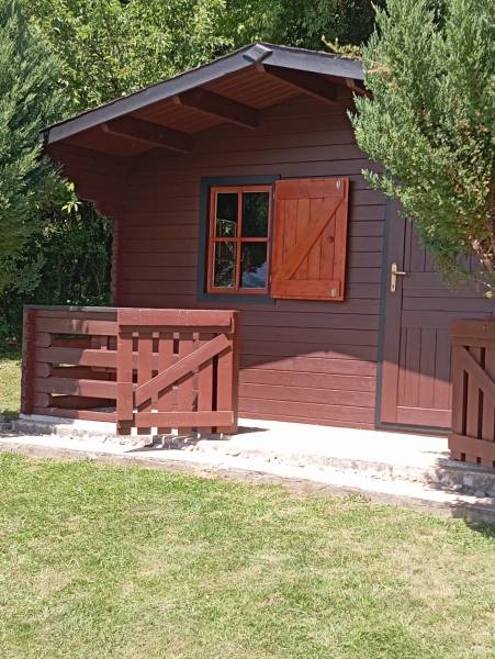 TURANY- krásna chata na pozemku 700m2 - Drevená chata so záhradkou na ulici Černík, obklopená zeleňou a trávnikom.