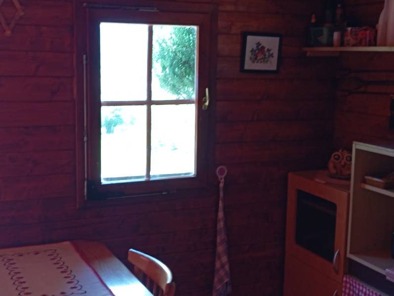 TURANY- krásna chata na pozemku 700m2 - Drevený interiér chaty s oknom a kuchynským kútom, mimo Černíku.