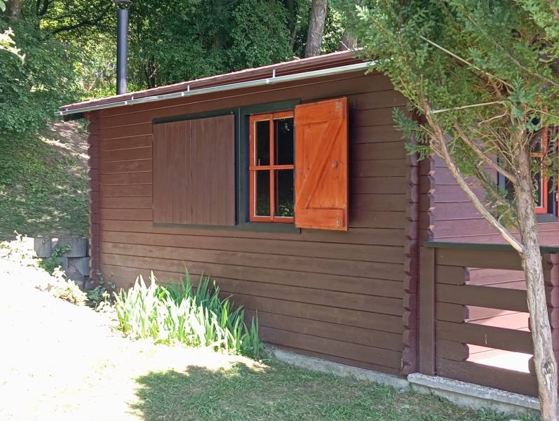 TURANY- krásna chata na pozemku 700m2 - Drevená chata v prírode, na ulici Černík, obklopená zeleňou pri lese.