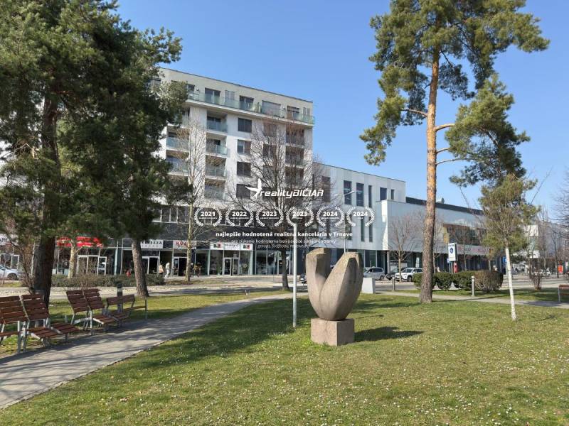 EXKLUZÍVNE: Celé podlažie v centre Piešťan s projektom apartmánov - Park so sochou a lavičkami pri Zvláštnych nehnuteľnostiach na Nitrianskej 755 v Piešťanoch.