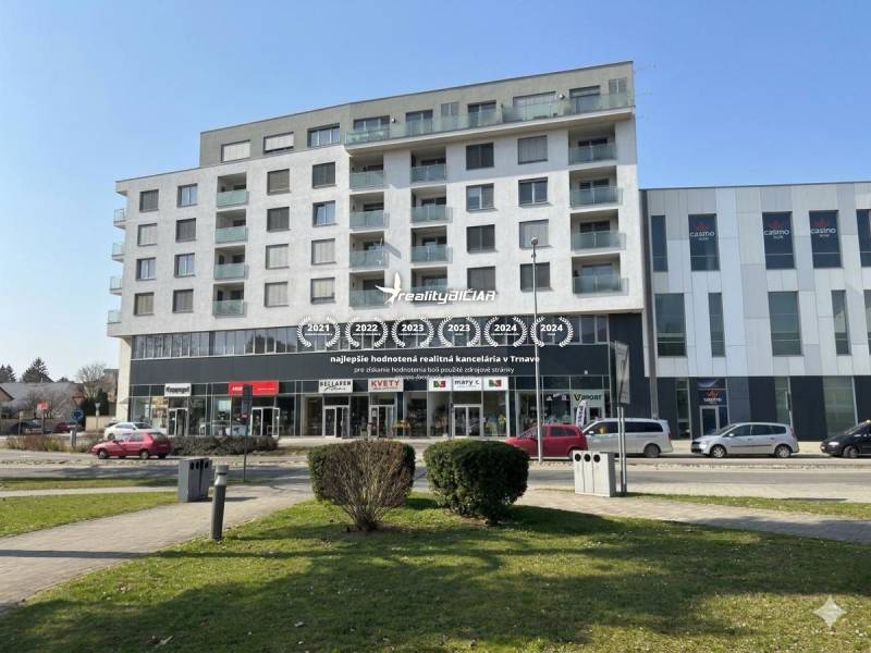 EXKLUZÍVNE: Celé podlažie v centre Piešťan s projektom apartmánov - Budova zvláštnych nehnuteľností na Nitrianskej ulici 755 v Piešťanoch so zeleňou.
