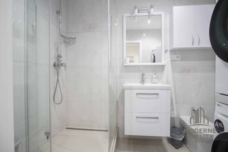 Na prenájom prerobený veľký 2-izbový byt s balkónom blízko centra, Nov - Kúpeľňa v 2-izbovom byte s moderným sprchovým kútom a bielym umývadlom.